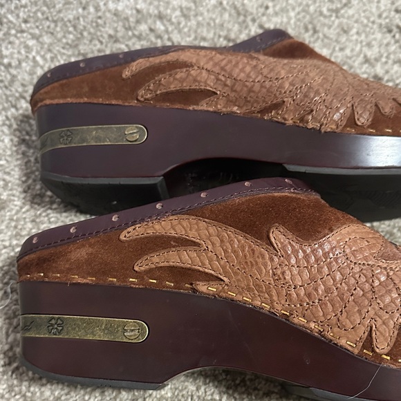 Lucky Brand Brown Suede Slip-Ons with Embroidered Design - Picture 7 of 7